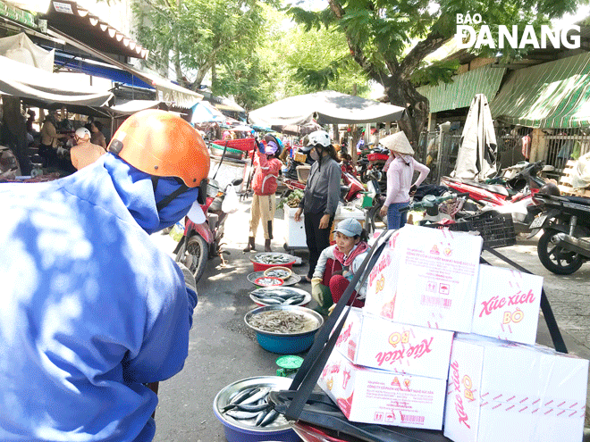 Tình trạng buôn bán lấn chiếm vỉa hè, lòng lề đường trên tuyến đường Nam Thành, chợ Non Nước (phường Hòa Hải). Ảnh: KHÁNH HUYỀN