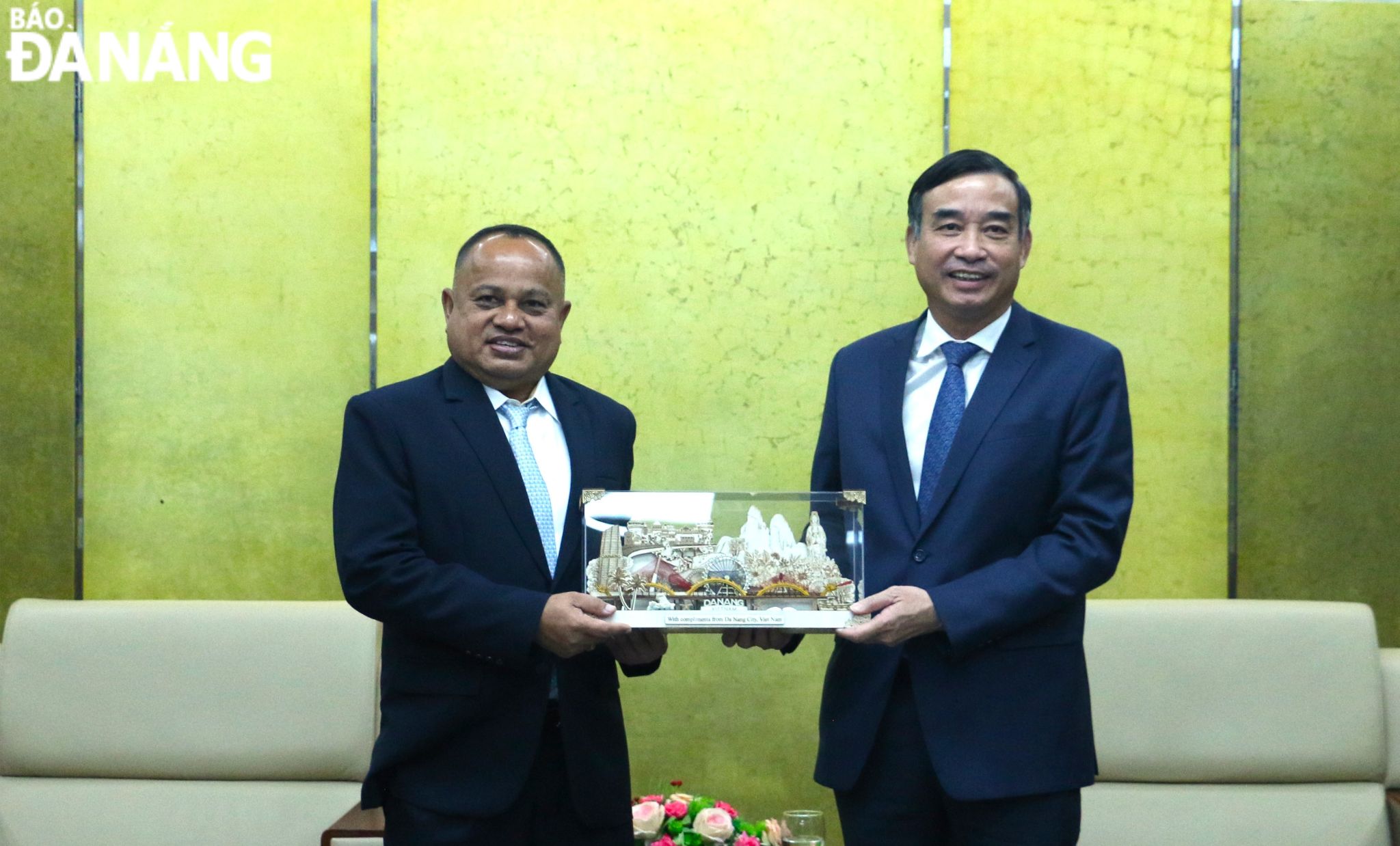 Chairman of the Da Nang People's Committee Le Trung Chinh (right) presenting a souvenir to the Governor of Thailand's Phuket Province Narong Woonciew. Photo: T.PHUONG