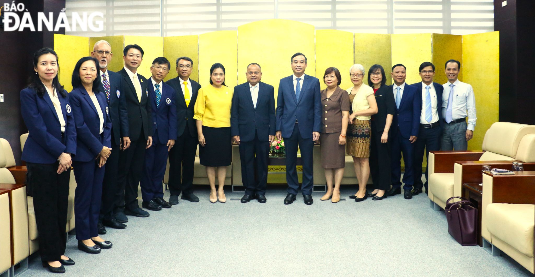 Leaders of Phuket and Da Nang posing for a souvenir photo. Photo: T.PHUONG