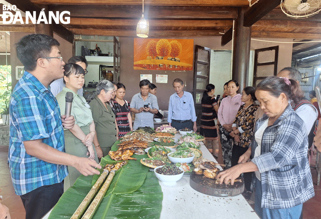 Người dân làm du lịch cộng đồng tại xã Hòa Bắc tham gia tập huấn về cách tạo thực đơn cho ẩm thực địa phương. Ảnh: T.H
