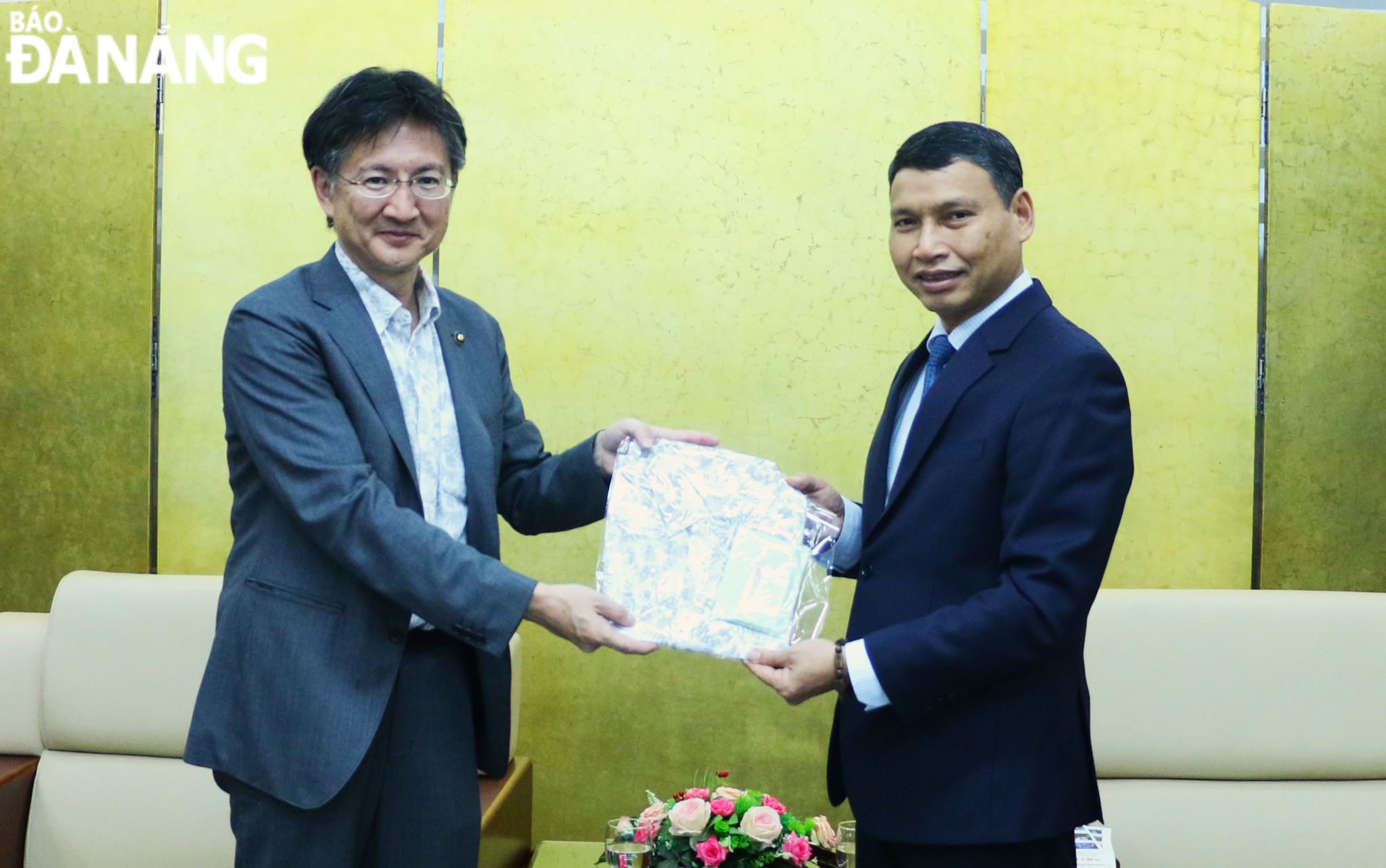 Mr. Inada Ryo, Mayor of Mitsuke City, Japan, (left) presenting a souvenir to Vice Chairman of the Da Nang People's Committee Ho Ky Minh. Photo: T.PHUONG