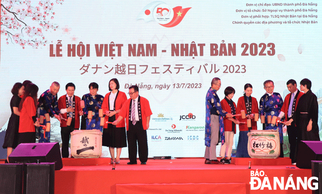 The leaders at all levels of Japan perform a traditional Japanese Sake Barrel-Breaking Ceremony at the opening ceremony of the Viet Nam - Japan Festival. Photo: X.D