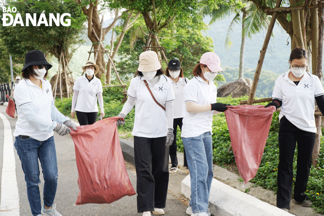 Many environmental protection activities have been organised by the Management Board of Son Tra Peninsula and Da Nang Tourist Beaches. IN PHOTO: Volunteers collecting rubbish in the Son Tra Peninsula. Photo: V.A