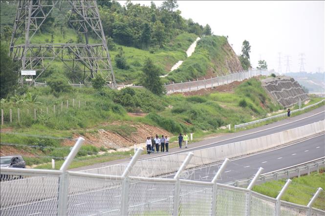 Đoàn khảo sát kiểm tra điểm gây ngập cao tốc Phan Thiết - Dầu Giây tại lý trình Km25+419 (đoạn qua xã Sông Phan, huyện Hàm Tân, Bình Thuận). Ảnh: Nguyễn Thanh/TTXVN