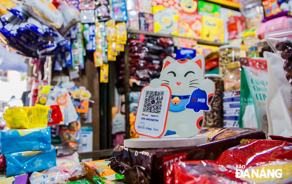 At the Quan Ho market, Thanh Khe District, most of the stalls selling a wide range of goods such as confectionery, food and vegetables, provide information on QR codes and bank account numbers for people's convenience in payment.