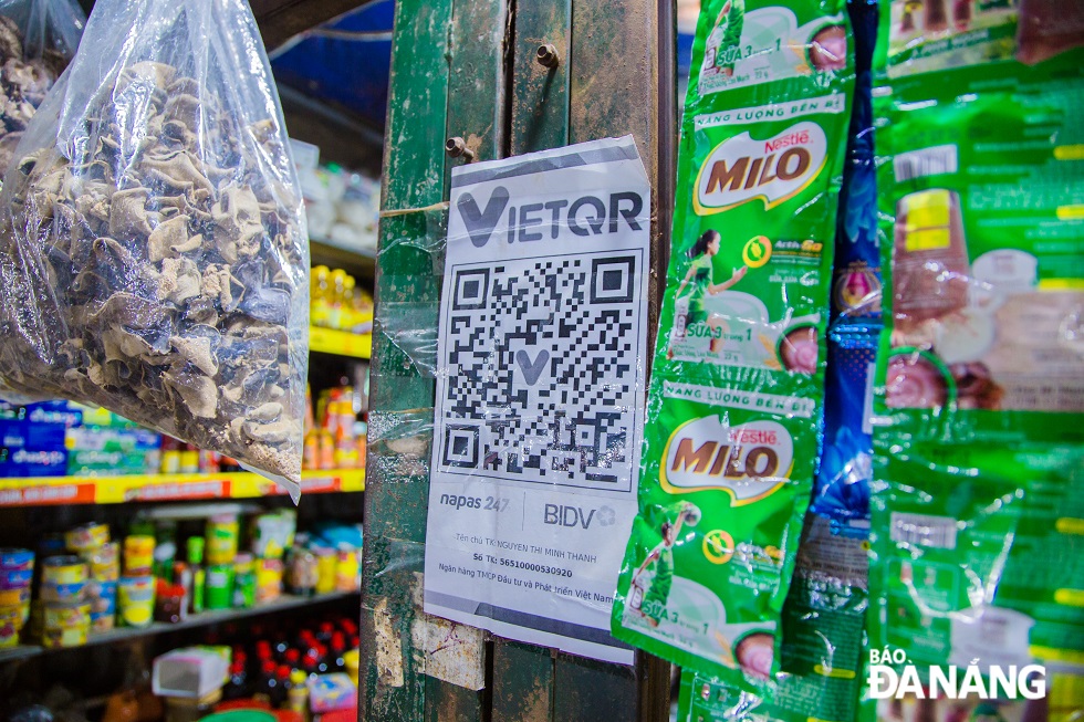 When going to a traditional market in Da Nang, local residents and visitors can make payments via QRCodes, Vnpay, POS machines, Internet banking, Mobile Banking apps.