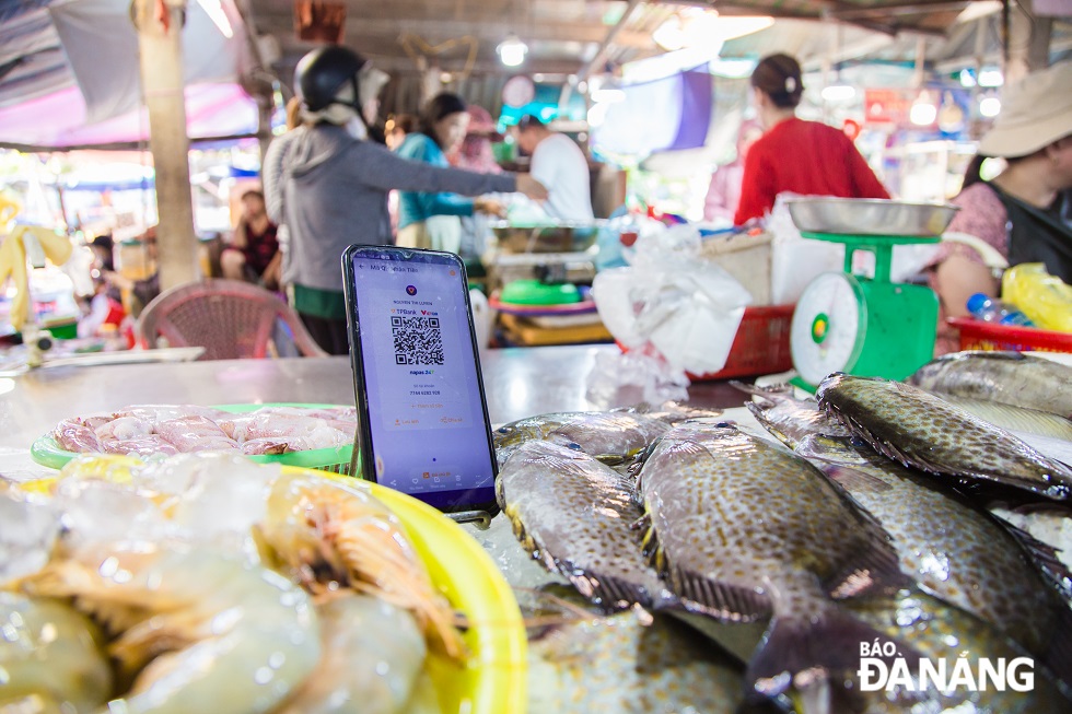 The owner of the fresh produce stall is also willing to make payment by scanning QRCodes.