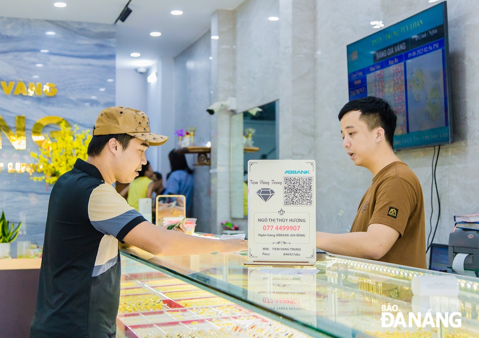 A gold shop applies QRCode scanning for cashless transactions.