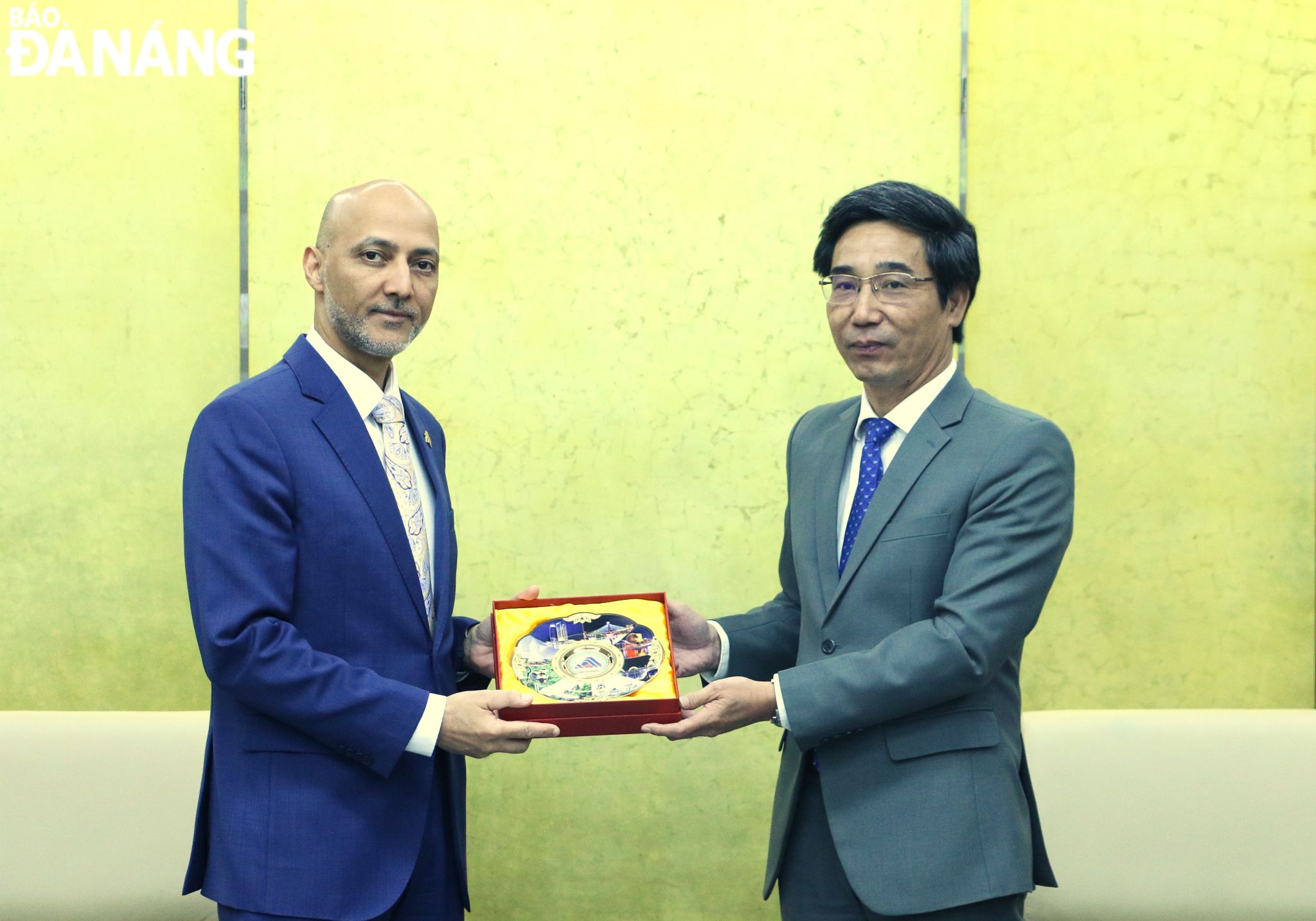 Vice Chairman of the Da Nang People's Committee Tran Chi Cuong (right) presenting a souvenir to UAE Ambassador to Viet Nam Bader Almatrooshi. Photo: T.PHUONG