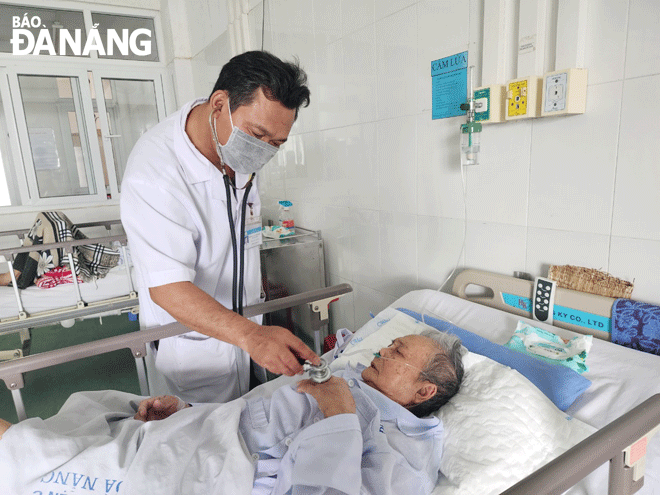 Digital transformation helps to improve efficiency in medical examination and treatment activities. A doctor examines patient under treatment at the Da Nang General Hospital. Photo: PHAN CHUNG