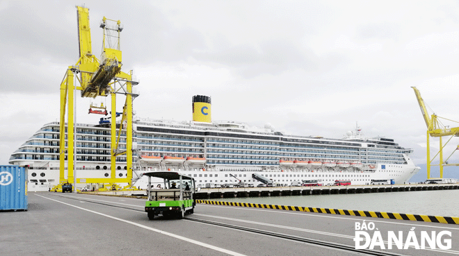 Da Nang has a lot of potential to develop the cruise tourist market. IN THE PHOTO: A cruise ship docked at the city-based Tien Sa Port. Photo: T.H