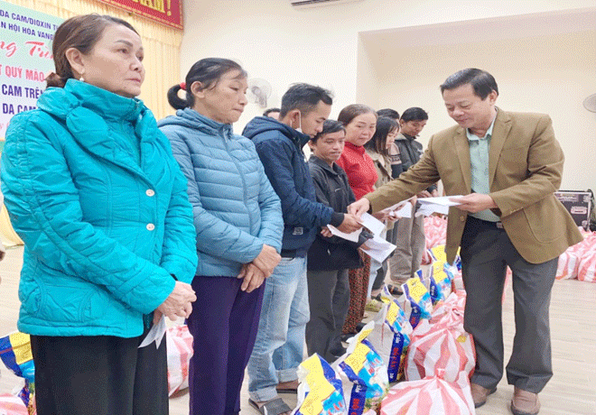 Mr. To Nam, the Chairman of the Da Nang Association of Victims of Agent Orange/Dioxin, presented gifts to the victims on the occasion of the 2023 Lunar New Year.