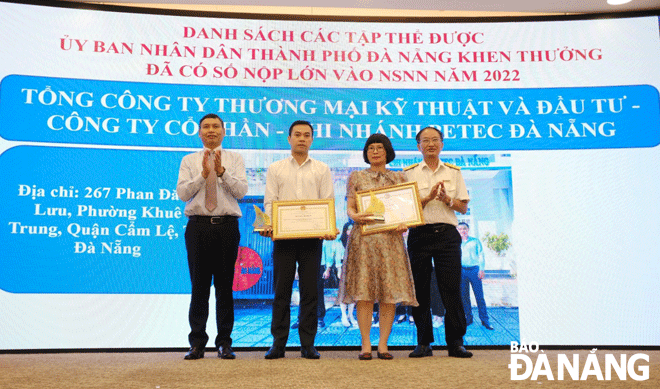 Vice Chairman of the Da Nang People's Committee Ho Ky Minh (left) presenting the Certificate of Merit from the municipal People's Committee to outstanding enterprises. Photo: M.Q