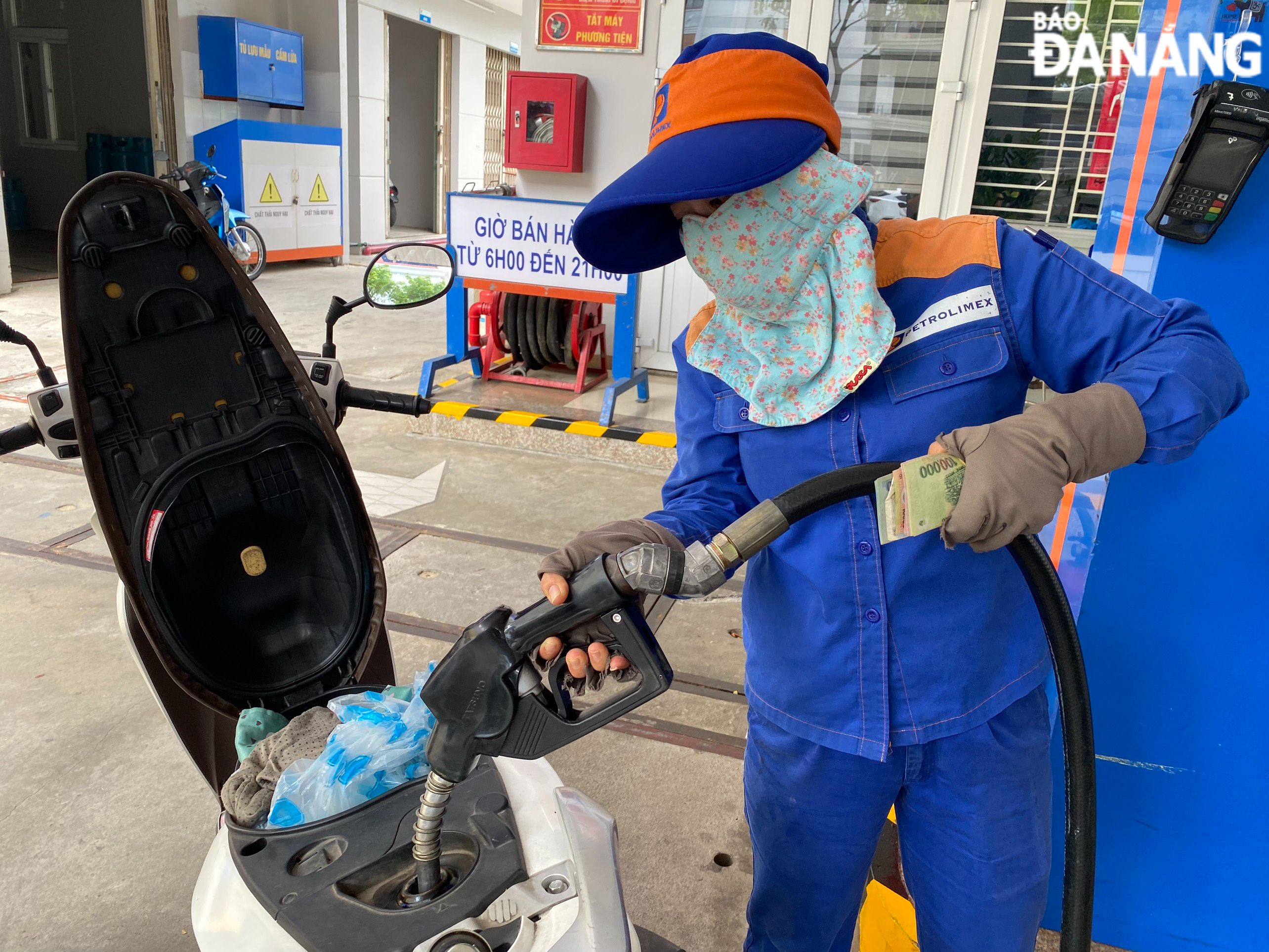 The prices of petrol and oil products increased sharply in the adjustment on August 11. Photo: C.THANG