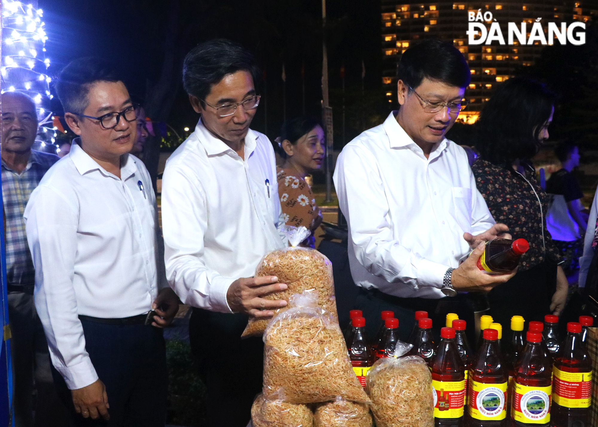 Chairman of the Da Nang Fatherland Front Committee Ngo Xuan Thang, Vice Chairman of the municipal People's Committee Tran Chi Cuong, and leaders of Lien Chieu District visit a booth at the programme