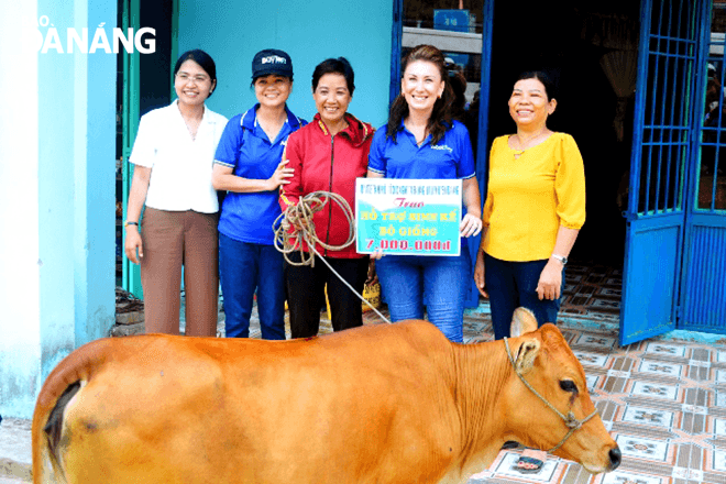 Representatives of AOGWR and Women's Union in Hoa Vang District gave breeding cows to a poor member in Hoa Bac Commune.