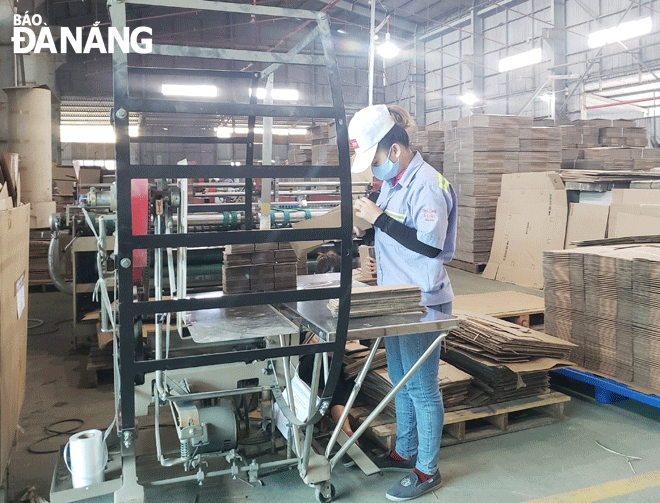 The A Chau Architecture and Trading Co., Ltd based in the Hoa Khanh Industrial Park, Lien Chieu District, has applied many technological solutions for cleaner production. Photo: M.Q