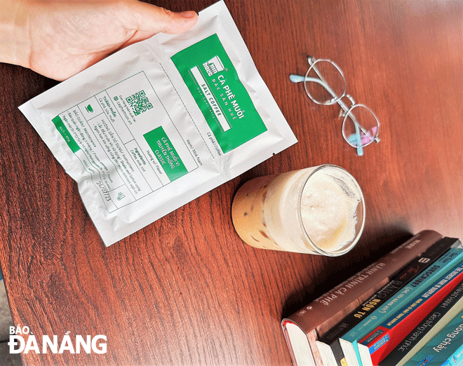 Office workers are very fond of salted coffee that can be served in a package or a prepared cup. Photo: N.H