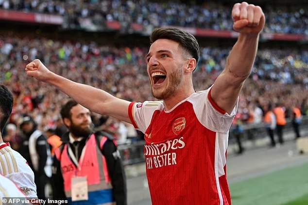 Declan Rice có trận đấu cho Arsenal khá thành công khi thắng Manchester City ở Community Shield. Ảnh: AFP 