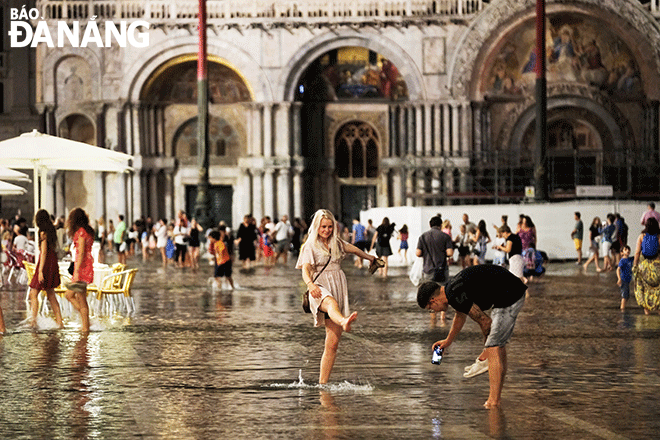 Khu vực phía trước quảng trường St. Mark bị ngập nước cao hơn bình thường tại Venice, Ý ngày 1-8-2023. Ảnh: Reuters