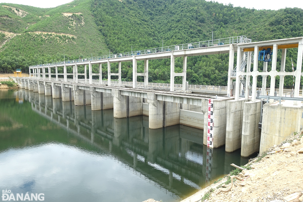 Despite low water level due to the prolonged heat, the water level upstream of the Nam My Dam is still adequate for the Hoa Lien Water Supply Plant.