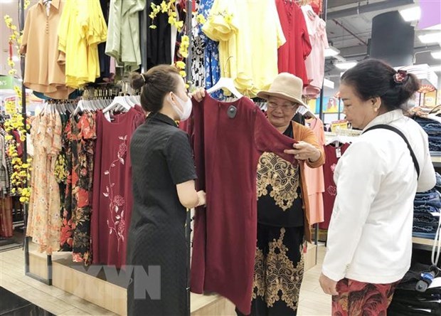 Thời trang may mặc là một trong những mặt hàng có sức mua tăng cao tại hệ thống siêu thị Thành phố Hồ Chí Minh. (Ảnh: Mỹ Phương/TTXVN)
