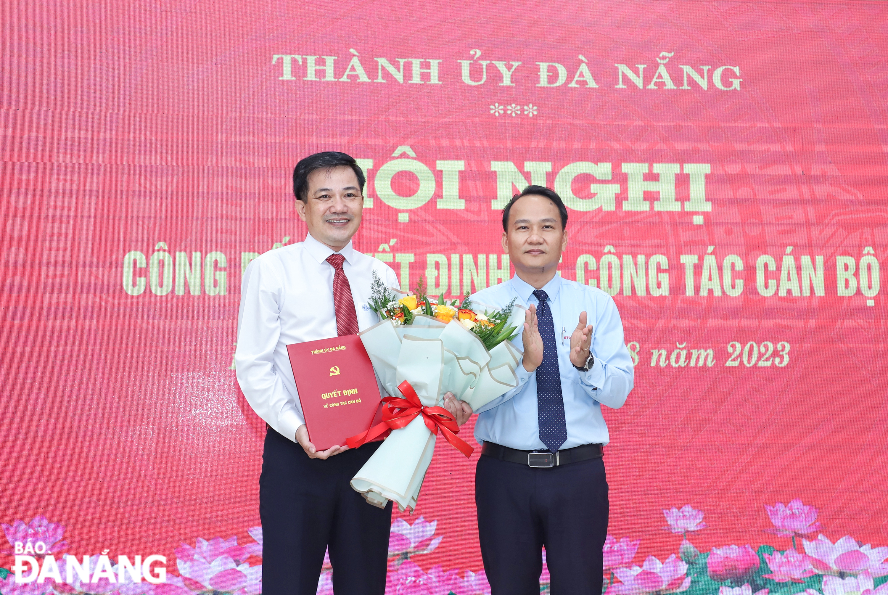 Trưởng ban Tổ chức Thành ủy Nguyễn Đình Vĩnh (bên phải) trao quyết định của Ban Thường vụ Thành ủy điều động ông Huỳnh Văn Nhạn, Phó Bí thư Thường trực Quận ủy Hải Châu đến giữ chức Ủy viên, Phó Chủ nhiệm Ủy ban Kiểm tra Thành ủy. Ảnh: NGỌC PHÚ