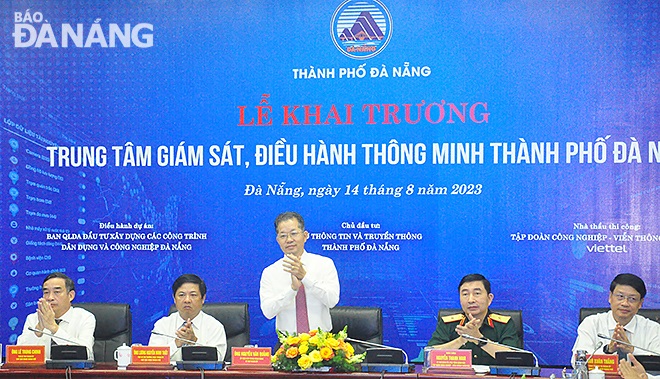 Secretary of the Da Nang Party Committee Nguyen Van Quang (standing), Deputy Secretary of the municipal Party Committee cum Chairman of the People's Council Luong Nguyen Minh Triet (second, left), Chairman of the municipal People's Committee Le Trung Chinh (first left), Chairman of the Viet Nam Fatherland Front Committee in Da Nang Ngo Xuan Thang (first right), and Deputy General Director of Viettel Group Nguyen Thanh Nam (second, right) attended the ceremony.