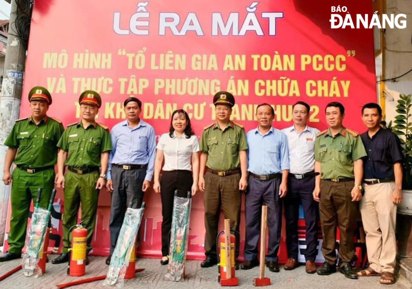 Lễ ra mắt mô hình “Tổ liên gia an toàn phòng cháy, chữa cháy ” của Công an phường Thanh Khê Đông (quận Thanh Khê). Ảnh: CAP cung cấp