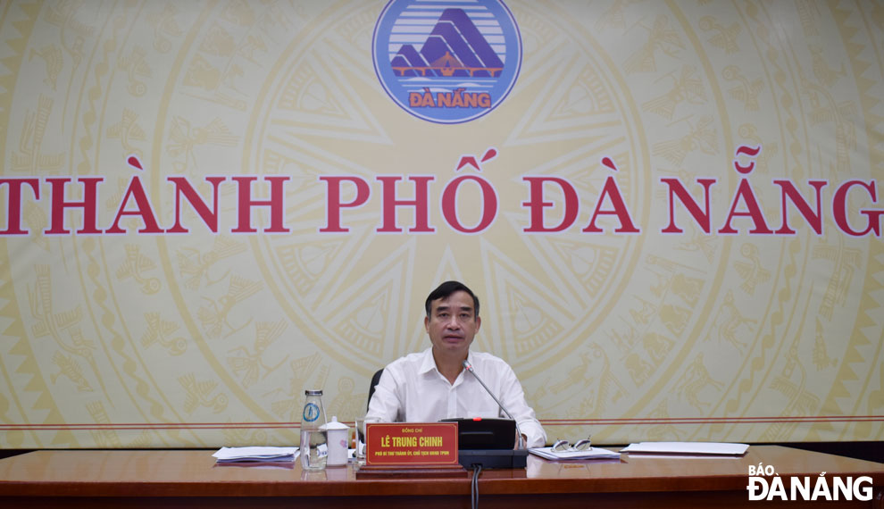 Chủ tịch UBND thành phố Lê Trung Chinh chủ trì phiên họp thường kỳ vào sáng 15 -8.. Ảnh: TRỌNG HÙNG