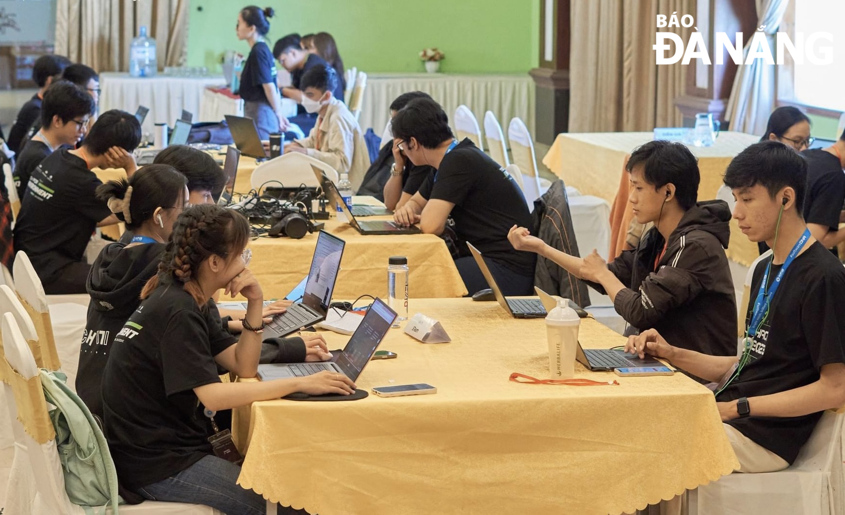 The information technology sector always keeps the momentum of development and growth. IN PHOTO: Programmers at the Unihack 2023 contest. Photo: M.Q