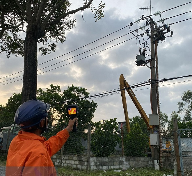 Kiểm tra lưới điện trong kế hoạch định kỳ ngày đêm.