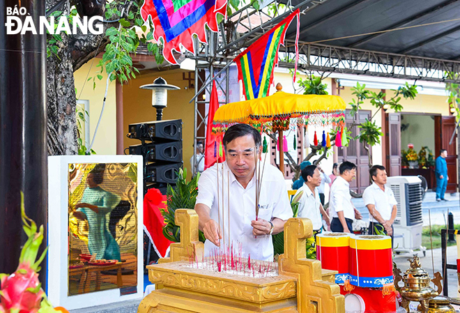 Chairman Le Trung Chinh burning incense to commemorate fallen heroes at the Phuoc Ninh Martyrs’ Cemetery. Photo: MAI QUANG HIEN