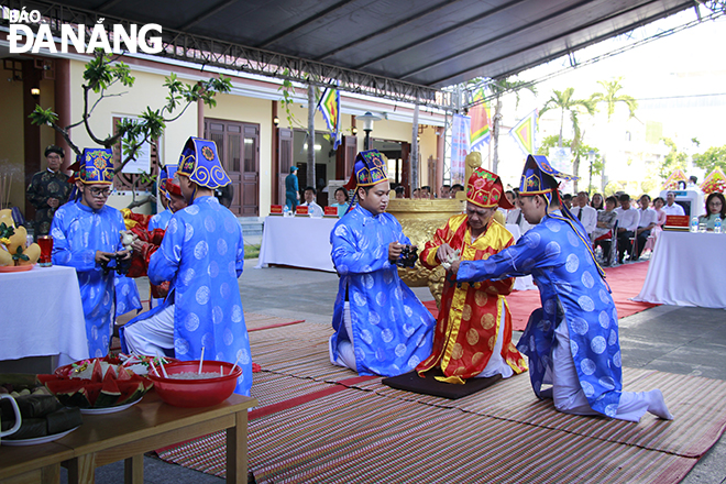 Seniors performing rituals in the sacrifice ceremony at Nghia Trong Phuoc Ninh. Photo: XUAN DUNG