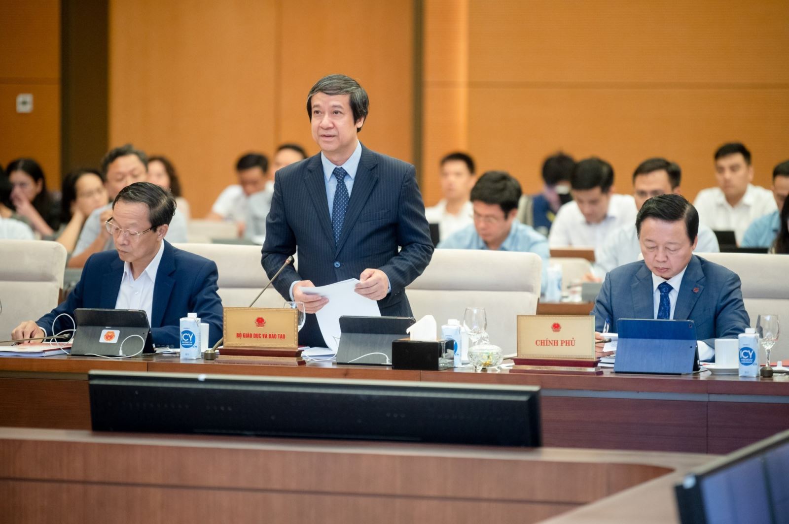  Bộ trưởng Bộ Giáo dục và Đào tạo Nguyễn Kim Sơn phát biểu tại Phiên họp.