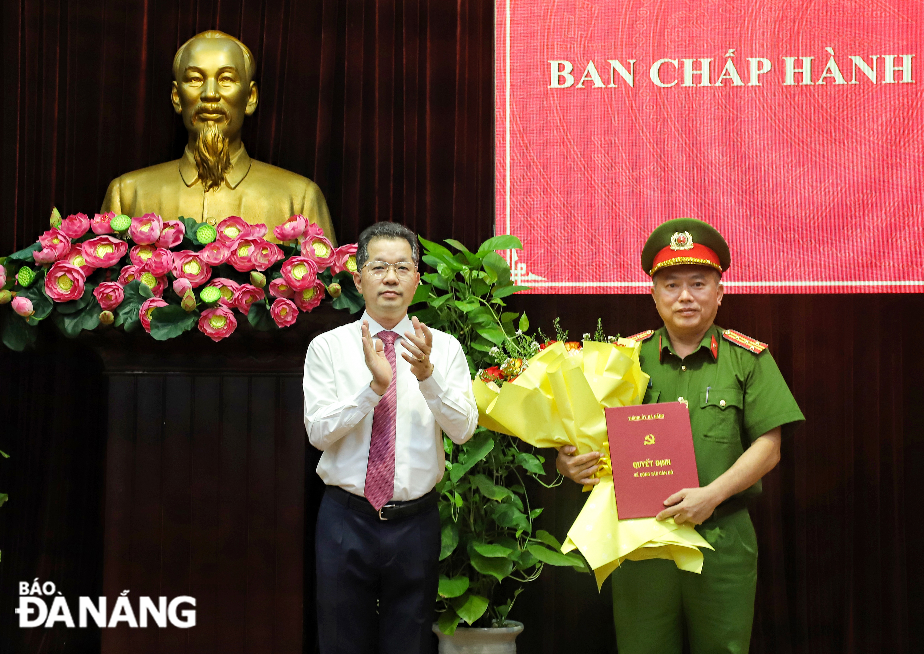 Bí thư Thành ủy Nguyễn Văn Quảng (bên trái) trao quyết định của Ban Bí thư cho Đại tá Nguyễn Văn Tăng. Ảnh: NGỌC PHÚ
