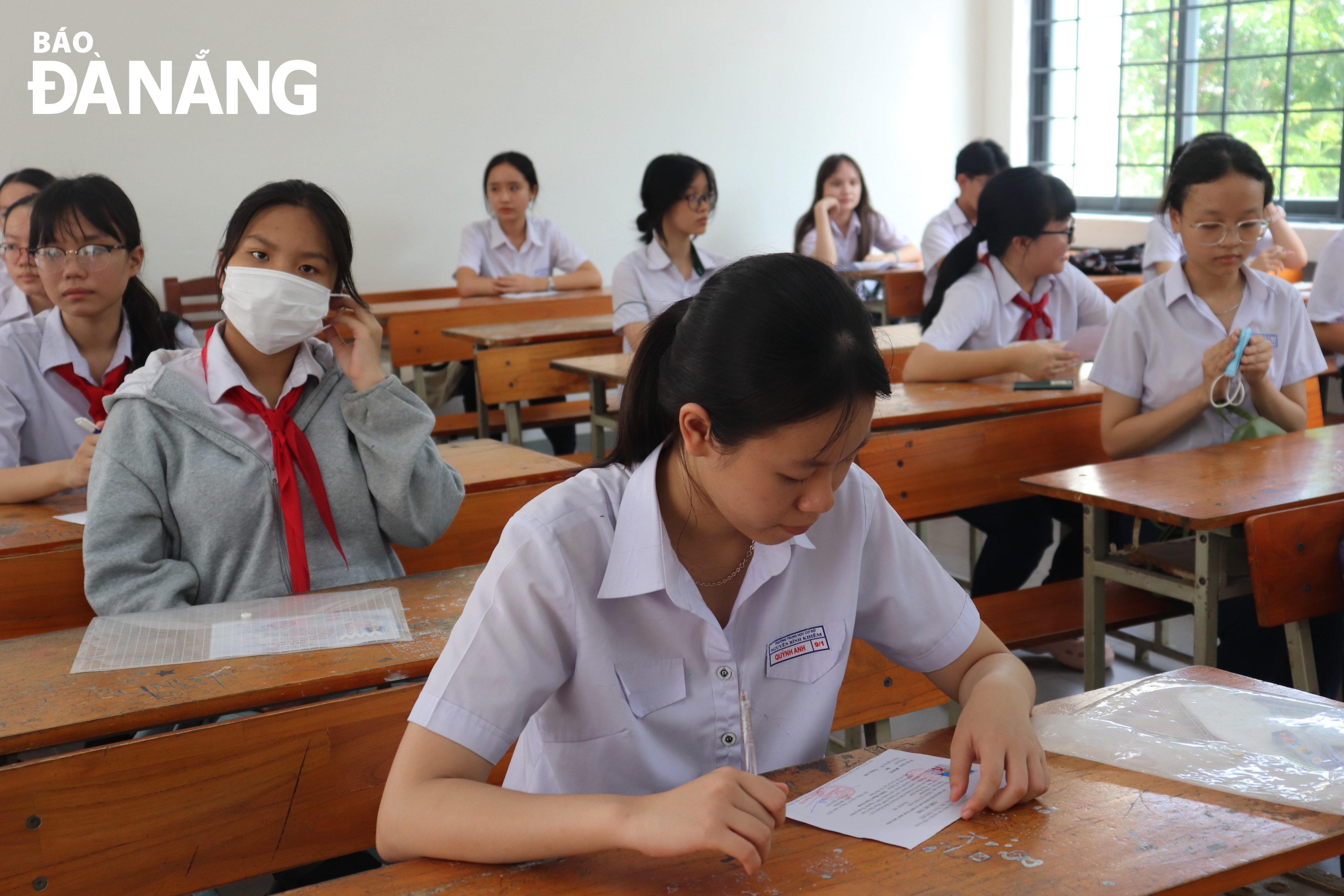 The city has many humanistic policies for education, including free tuition for pupils at all levels. IN THE PHOTO: Candidates at the 10th-grade entrance exam for for the 2023-2024 academic year . Photo: NGOC HA