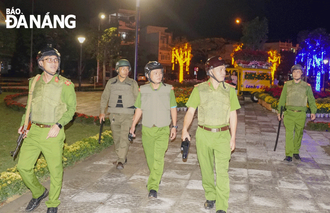 Lực lượng 8394 - Công an phường Hòa Hải (quận Ngũ Hành Sơn) tuần tra kiểm soát, bảo đảm an ninh trật tự. Ảnh: L.H
