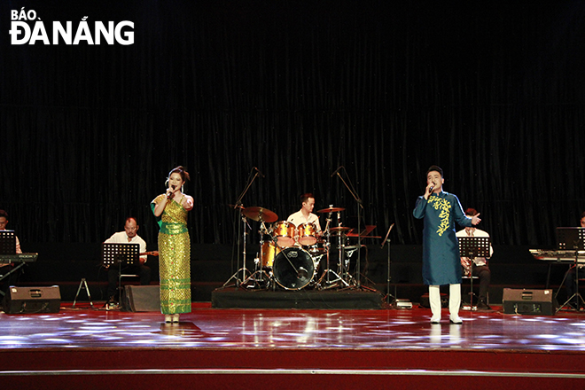 Trung Vuong Theater’s artistes performe the ‘Viet Nam - Cambodia Samaky’ at the Wednesday show. Photo: X.D