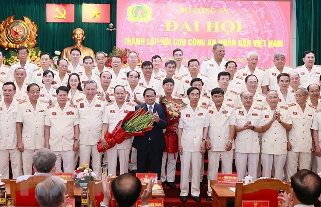 Thủ tướng Phạm Minh Chính tặng hoa chúc mừng Hội Cựu Công an nhân dân Việt Nam. Ảnh: Trọng Phú