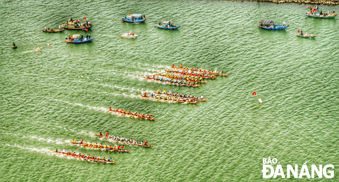 Teams competed in the 2023 ward-level boat race on the Han River, which was organized by Nai Hien Dong Ward Authority. Photo: NHU NGHIA.