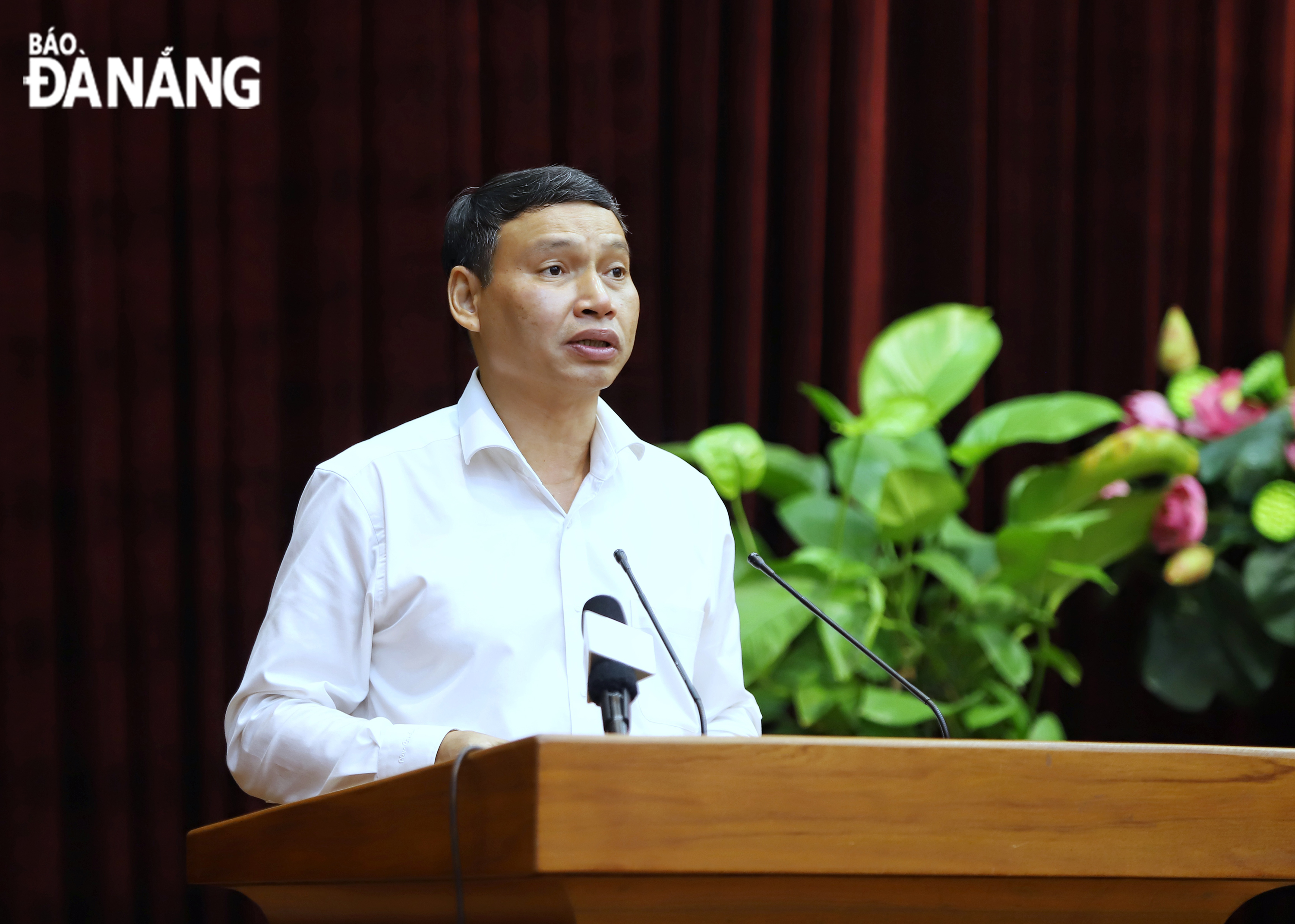 Municipal People’s Committee Vice Chairman Ho Ky Minh speaking at the meeting