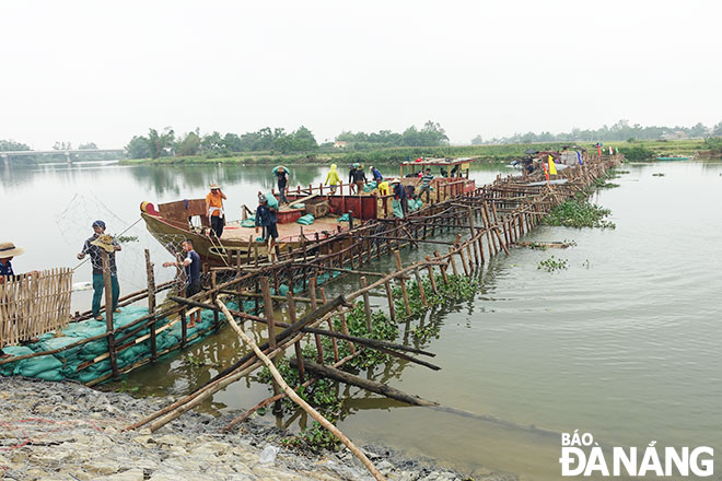 10 năm qua, tỉnh Quảng Nam đã phải 12 lần đắp đập tạm ngăn sông Vĩnh Điện (con sông đào thời nhà Nguyễn). Ảnh: HOÀNG HIỆP
