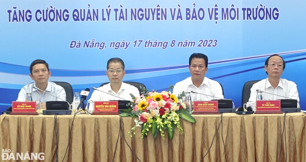 Minister of Natural Resources and Environment Dang Quoc Khanh (2nd, right) and Secretary of Da Nang Party Committee Nguyen Van Quang (2nd, left) co-chaired the workshop. Photo: HOANG HIEP