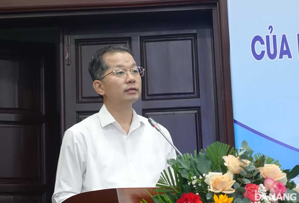 Municipal Party Committee Secretary Nguyen Van Quang speaking at the meeting