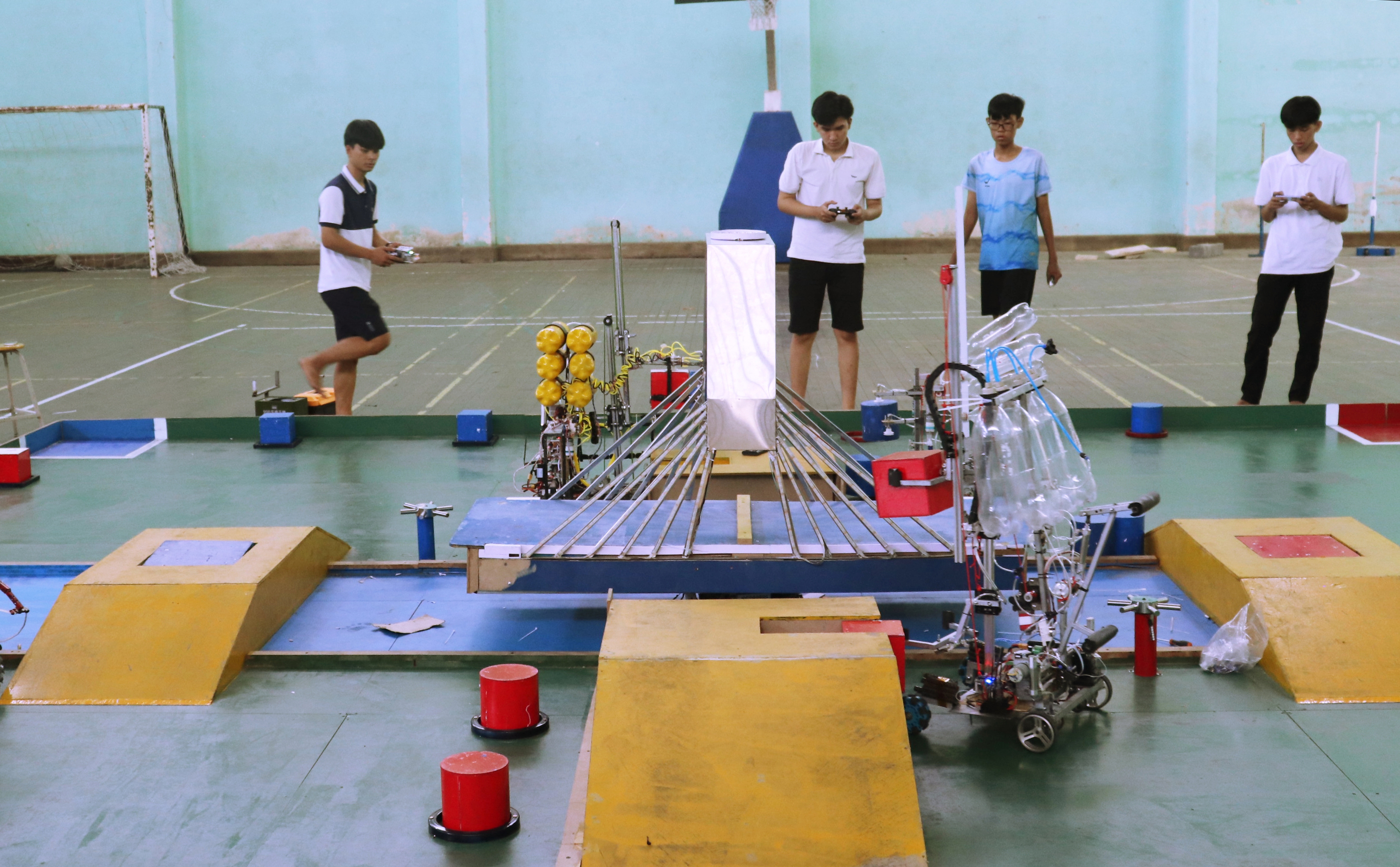 Teams get acquainted with the competition ground at the Le Quy Don Senior High School for the Gifted.  Photo: N.H