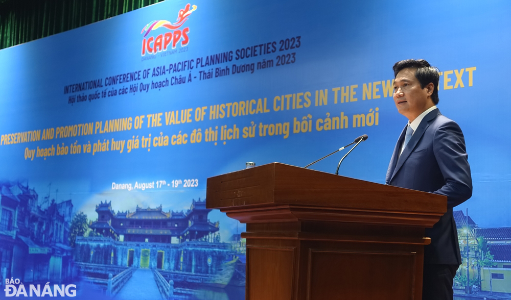 Deputy Minister of Construction Nguyen Tuong Van speaking at the workshop. Photo: HOANG HIEP