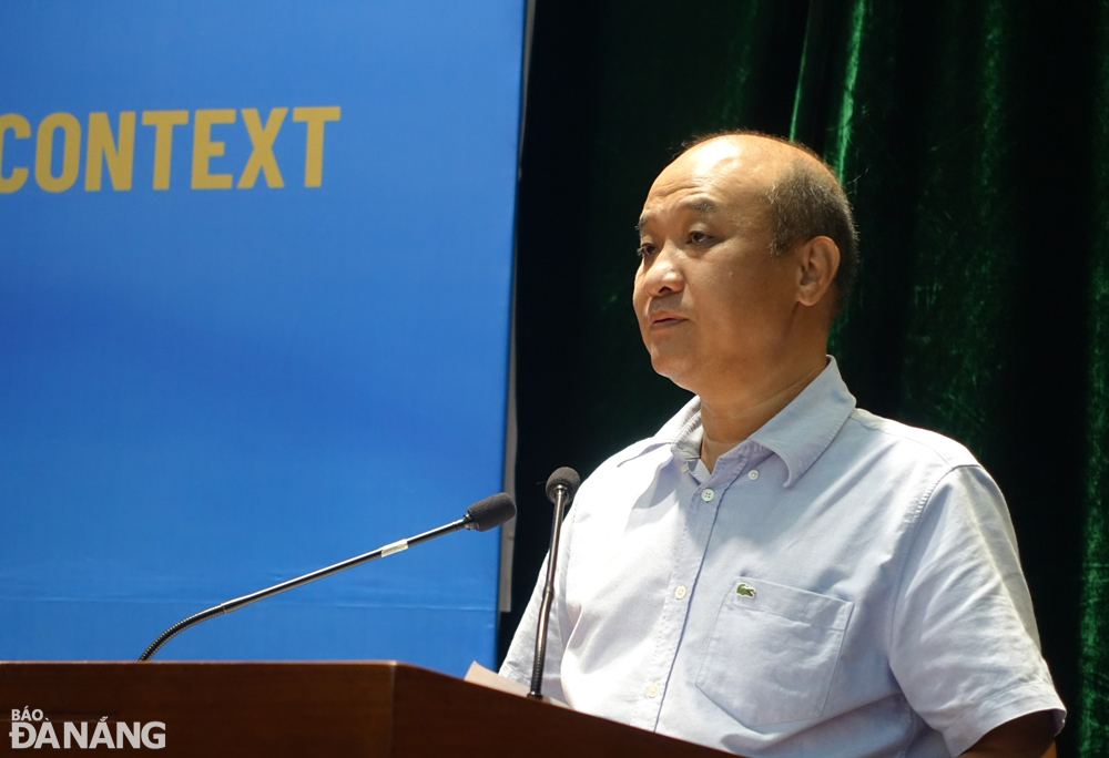 Vice Chairman of the Da Nang People's Committee Le Quang Nam delivering his speech at the conference. Photo: HOANG HIEP