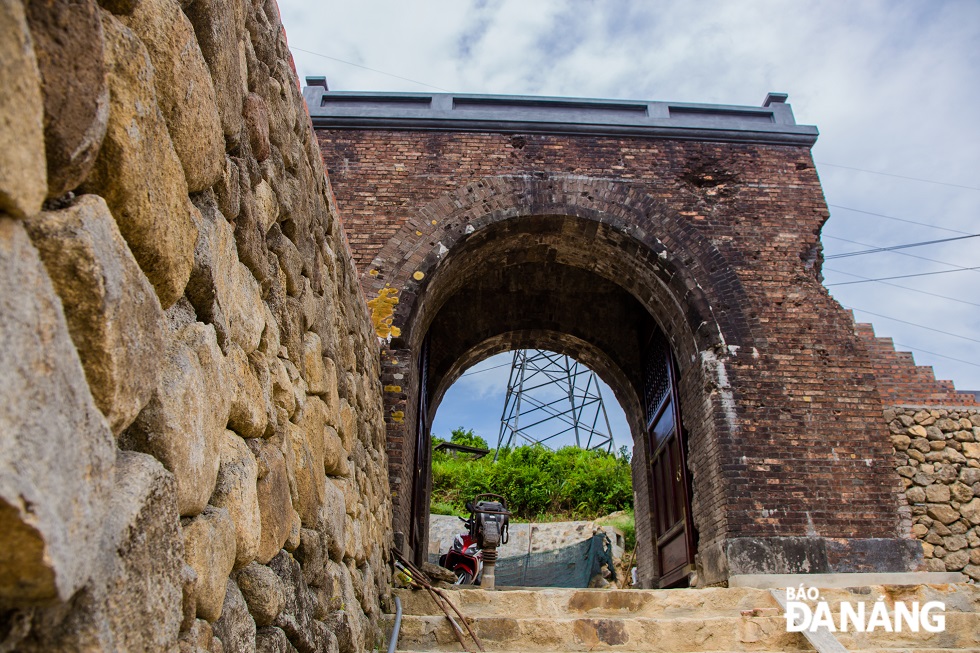 Under the project, the original vestiges of the Nguyen Dynasty under the reign of Emperor Minh Mang in 1826 are restored. Damaged stone gates and brick walls are replaced. Some bunkers during the resistance wars against French and American colonialists are kept for the purpose of connecting history between the wars.