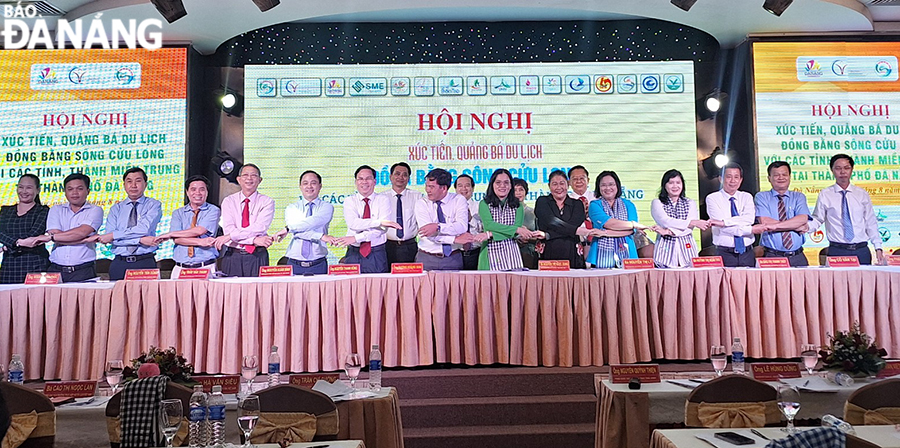 Representatives of tourism industries in Central Viet Nam and Mekong Delta regions signed a Memorandum of Understanding on tourism cooperation in the near future. Photo: THU HA